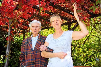 Seniorin mit Begleitung