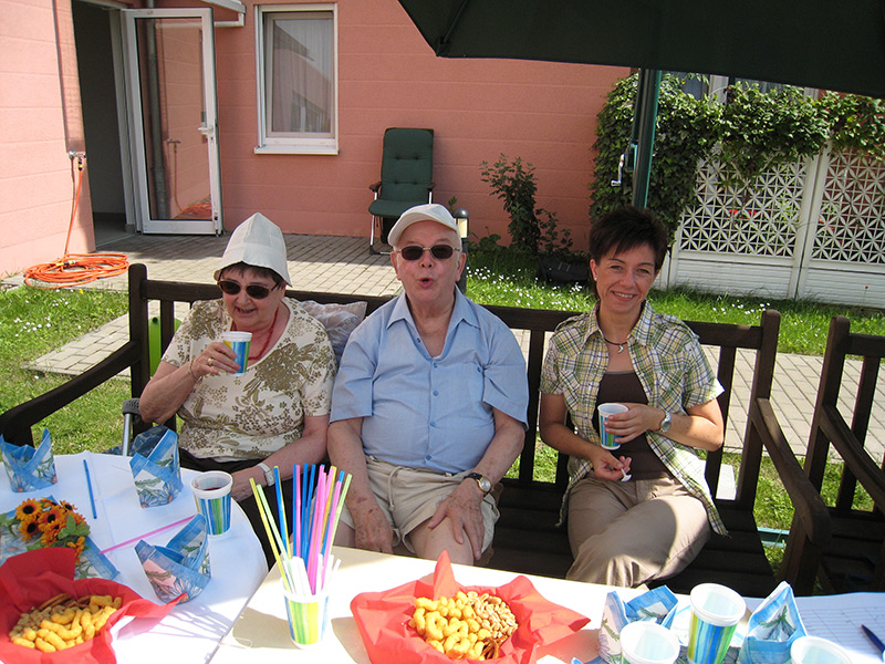 Senioren beim Kaffee im Garten